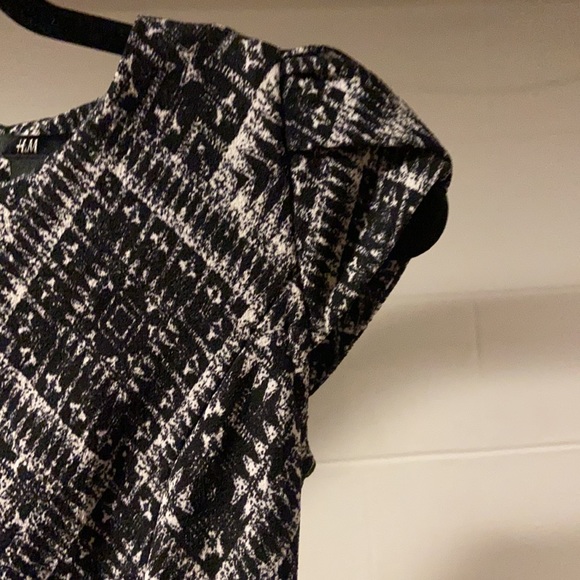 Size 2 H&M Cap Sleeve Printed Dress - Picture 4 of 5